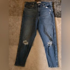 Like new LEVI’S Signature HERITAGE HIGH RISE STRAIGHT denim jeans! Size 16.